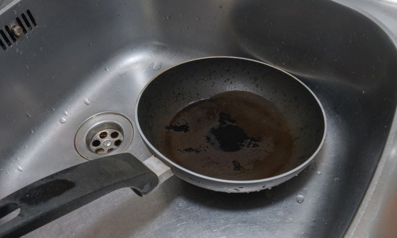 Darf ich heißes Öl nach dem Kochen in den Abfluss gießen?